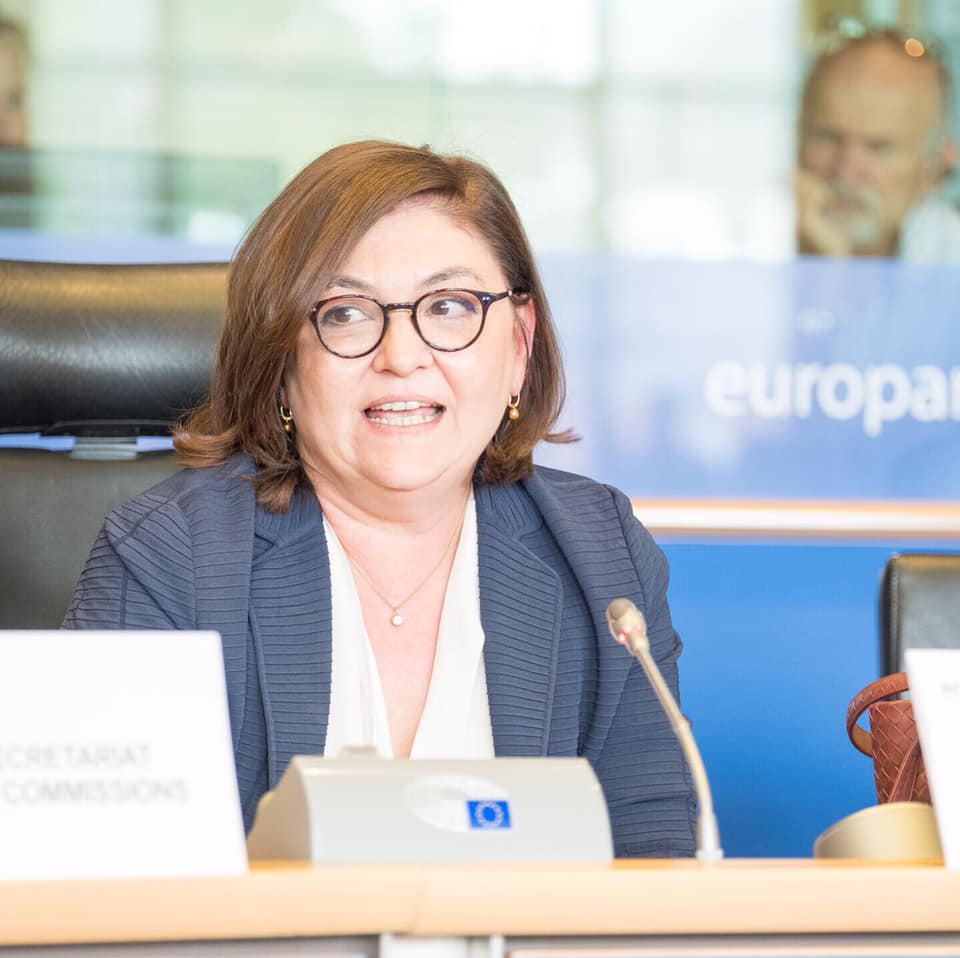 Adina Vălean, comisarul european pentru transporturi, a criticat Franța pentru blocarea traficului peste Canalul Mânecii
