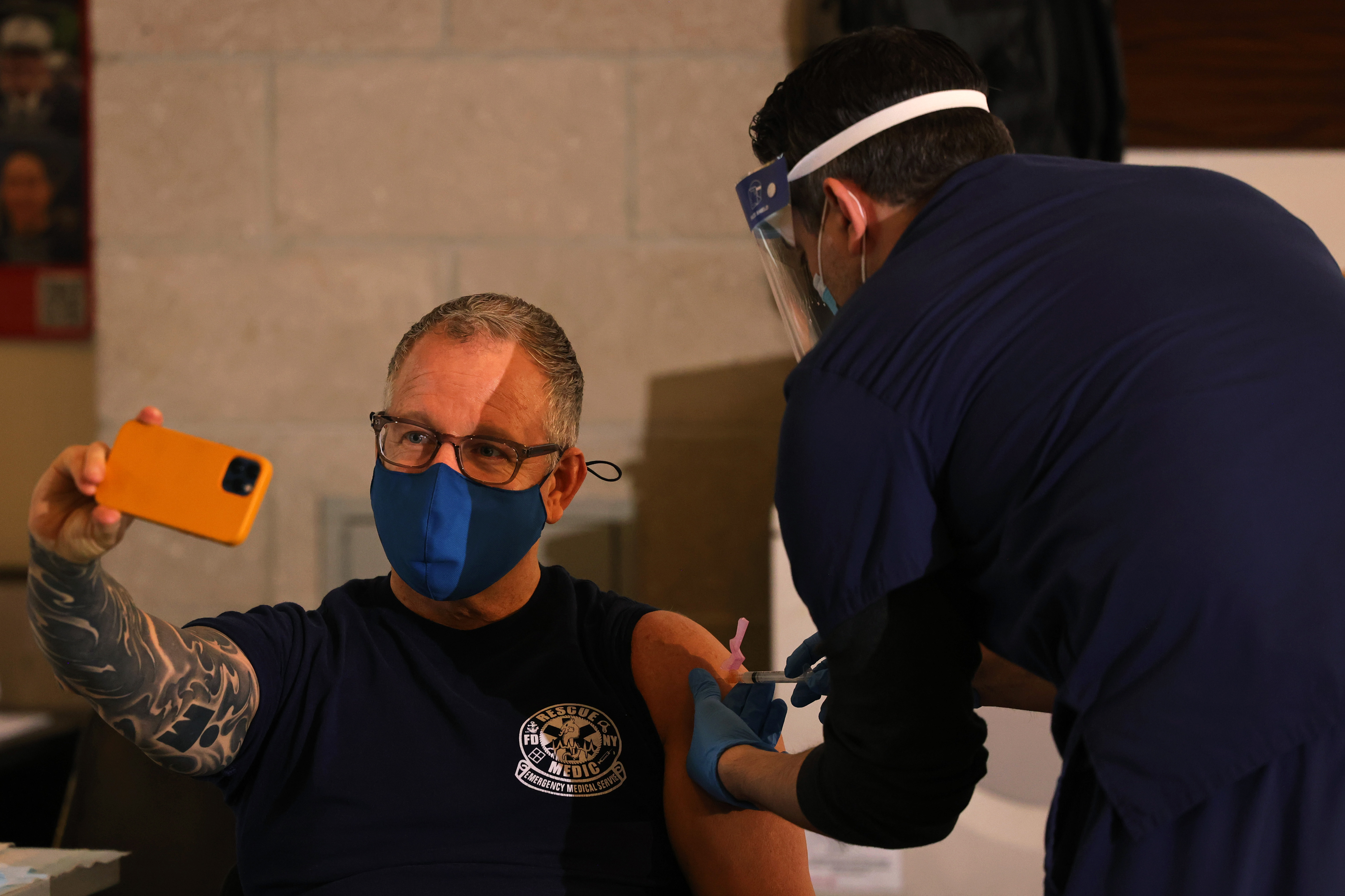 Un milion de americani au fost vaccinați deja. Câte persoane vor primi prima doză până la finalul anului