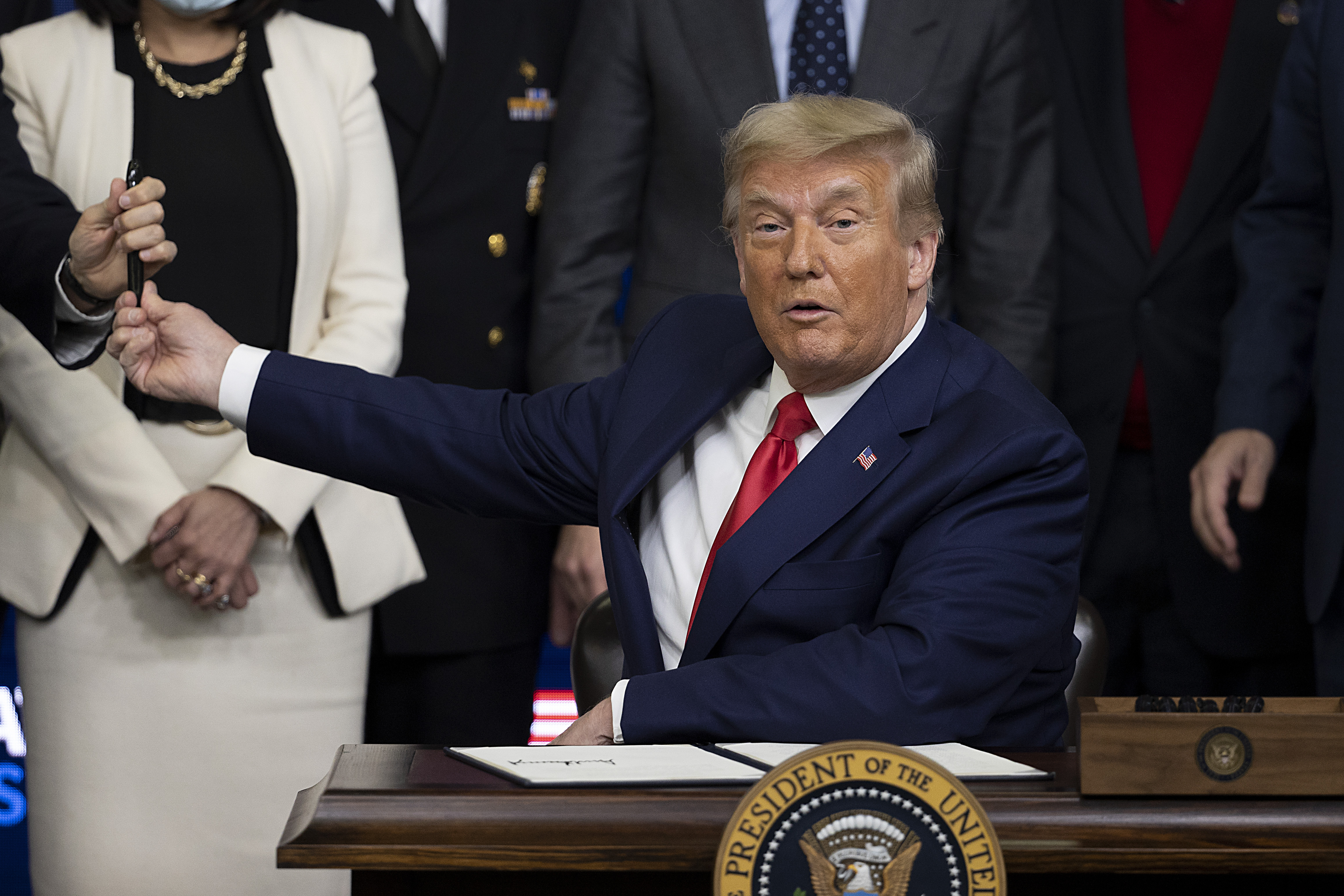 Donald Trump și-a grațiat cuscrul condamnat pentru evaziune fiscală și fraudă și alți doi aliați care au mințit pentru el