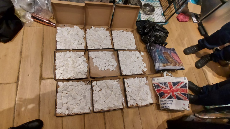 Cele 9 cutii de pizza pline cu droguri, descoperite de polițiștii britanici.