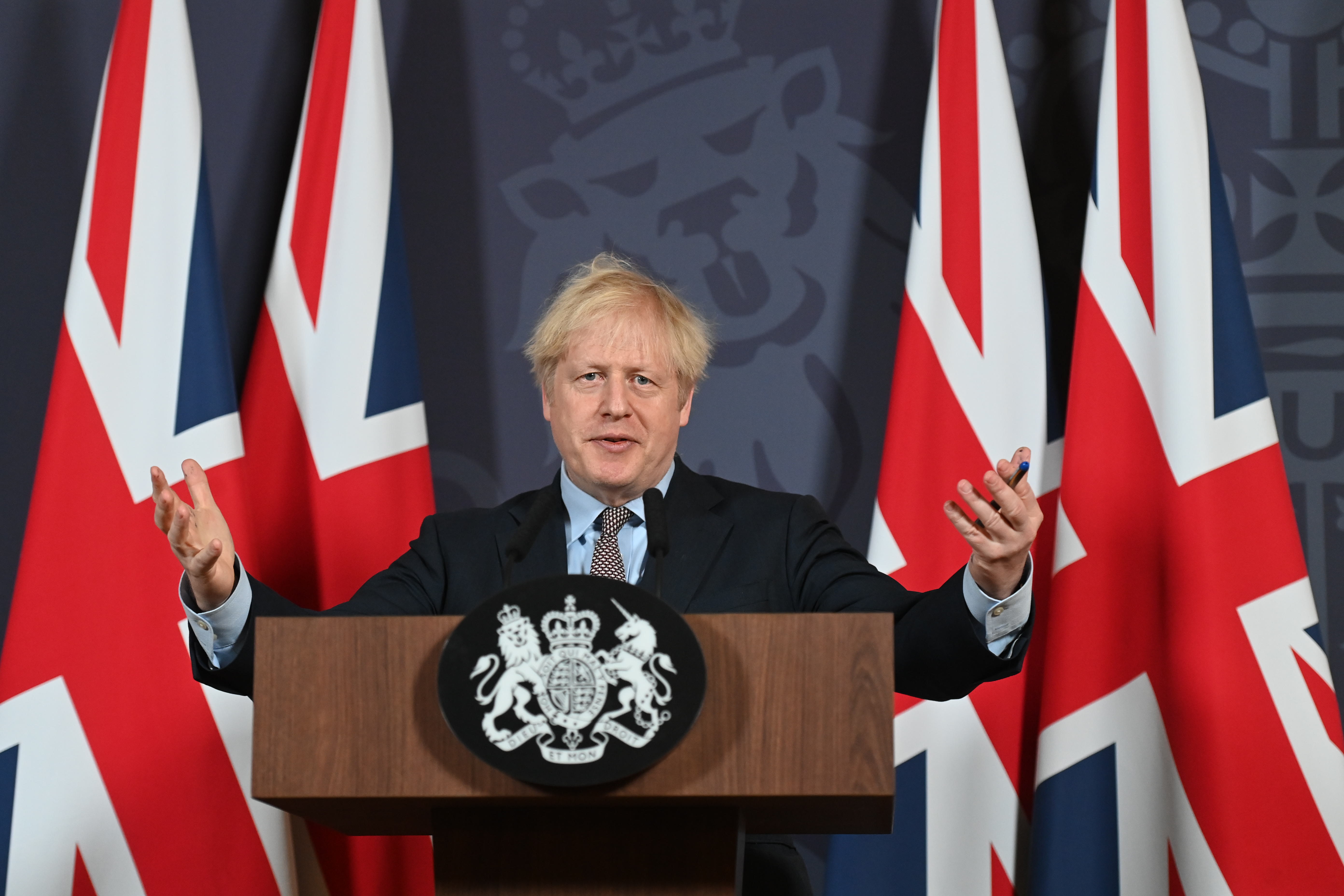 VIDEO. Boris Johnson a fluturat paginile acordului „Brexit” și s-a referit la el ca la un cadou de Crăciun