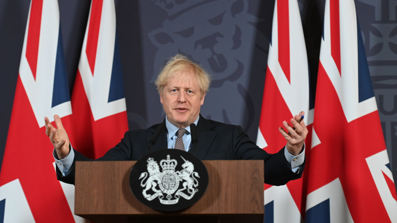 boris johnson vorbeste in fata a doua steaguri are regatului unit