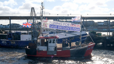 barca de pescuit cu mesaje pro-brexit