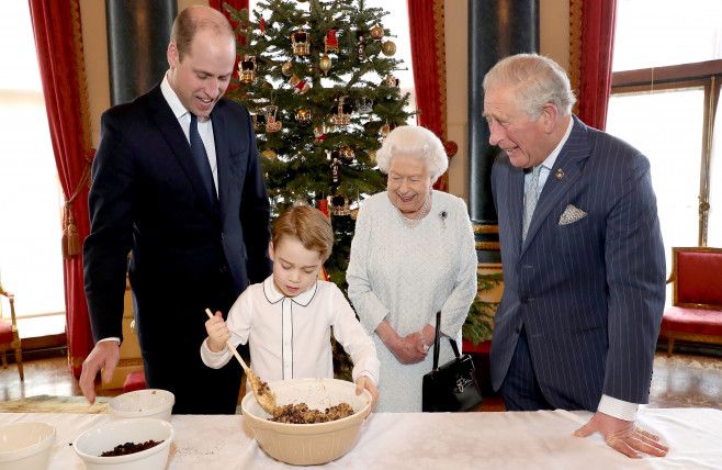 Regina și familia regală britanică de Crăciun