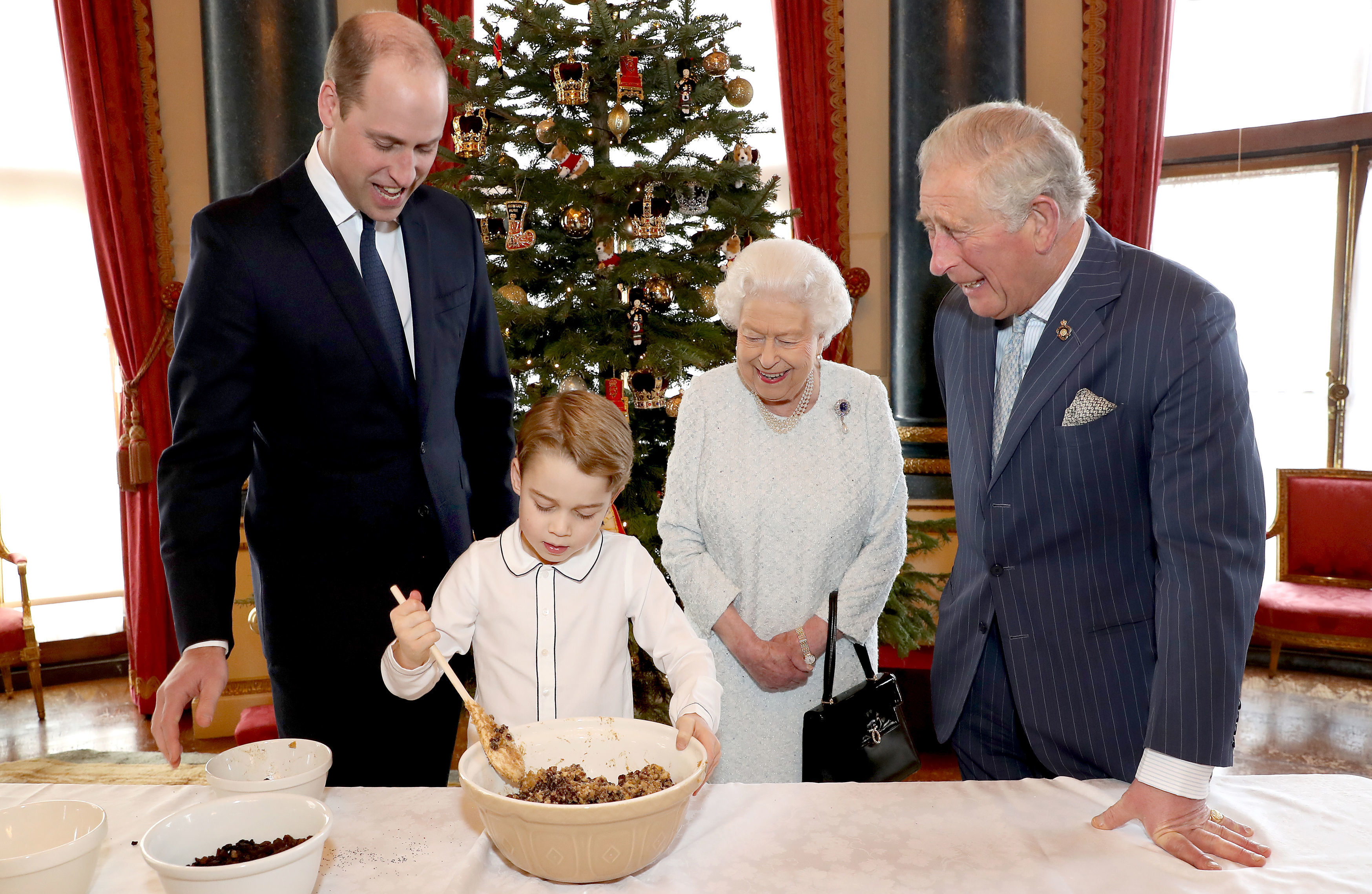 Cum arată Crăciunul regal și cu ce bucate se delectează regina și membrii familiei regale britanice de sărbători