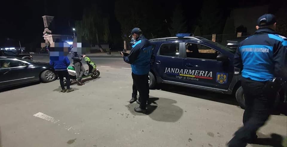 Colindători care trebuie să vină cu bani de-acasă. Amendați pentru că au ieșit cu uratul după ora 23.00