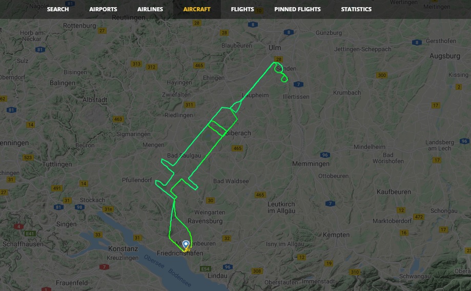Un pilot a „desenat” cu avionul o seringă pe cer