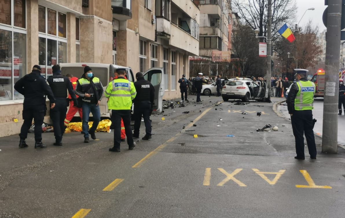 FOTO. Accident grav de Crăciun. Doi morți și trei răniți după ce o dubă lovită de un taxi a ajuns pe trotuar