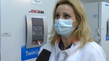 Janina Varodin, farmacist la Institutul Cantacuzino din București, da interviu cu masca pe figura.