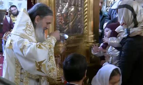 ÎPS Teodosie a sfidat din nou regulile carantinei. Slujbă fără mască, cu sute de oameni împărtășiți cu aceeași linguriță