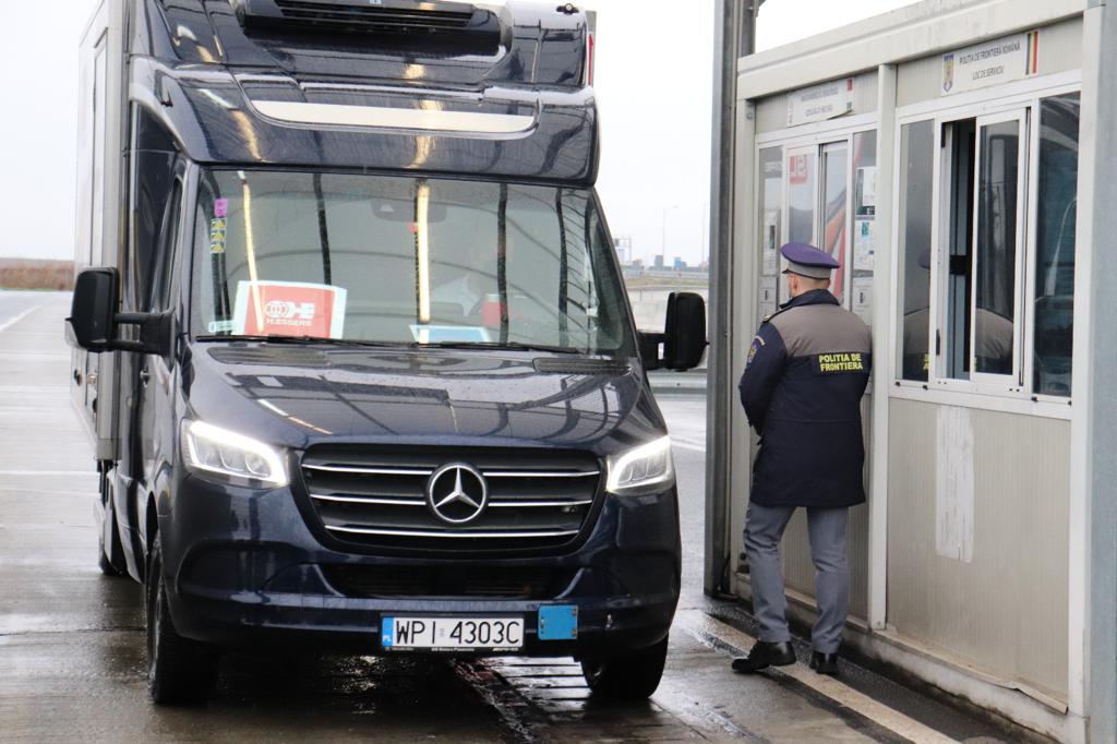 De ce vaccinul anti-COVID a fost transportat terestru și nu cu avionul