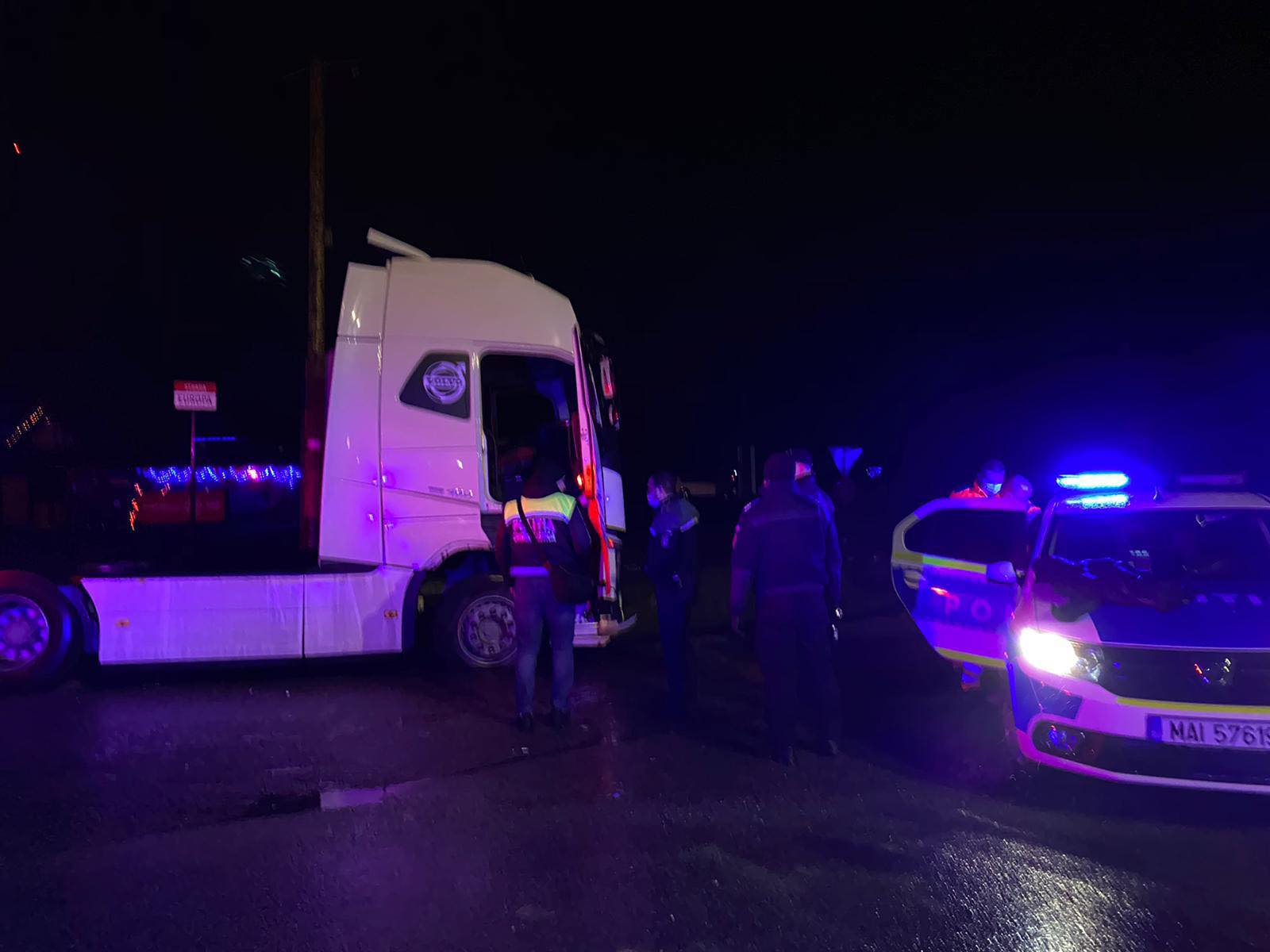 Un bărbat care conducea un cap de TIR a fost reținut după o urmărire de 90 de kilometri în trafic