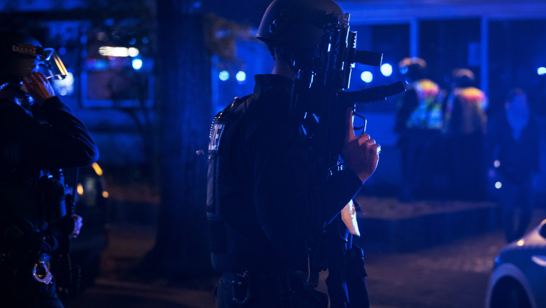 Un polițist german din trupele speciale, cu o armă automată, la locul împușcăturilor.