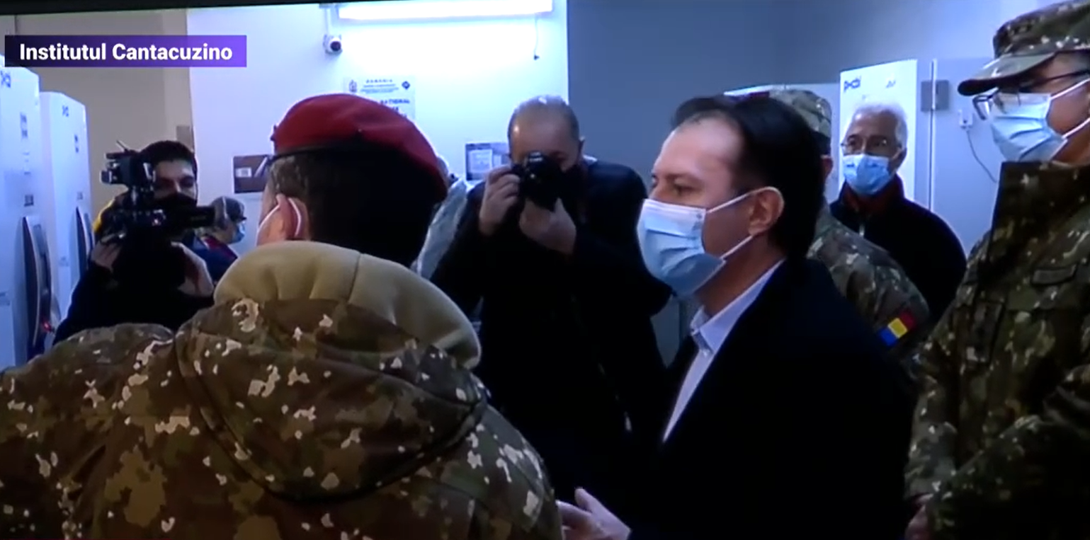 Primele doze de vaccin ajung la Institutul Cantacuzino. Premierul Florin Cîțu se află la institut