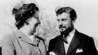 George Blake, alături de mama lui, în 1953. Foto: Wikipedia