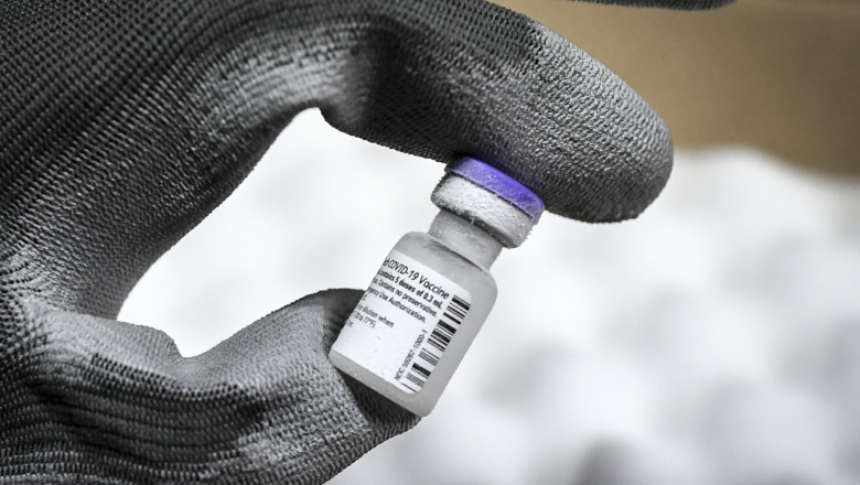 fiola de vaccin scoasa din gheata carbonica