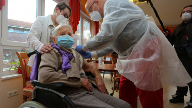 Edith Kwoizalla, în vârstă de 101 ani, este prima din Germania căreia i s-a administrat vaccinul