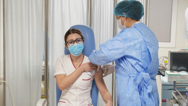 Mihaela Anghel, asistentă medicală la Institutul „Matei Balș”, primul român din țară vaccinat anti-COVID.