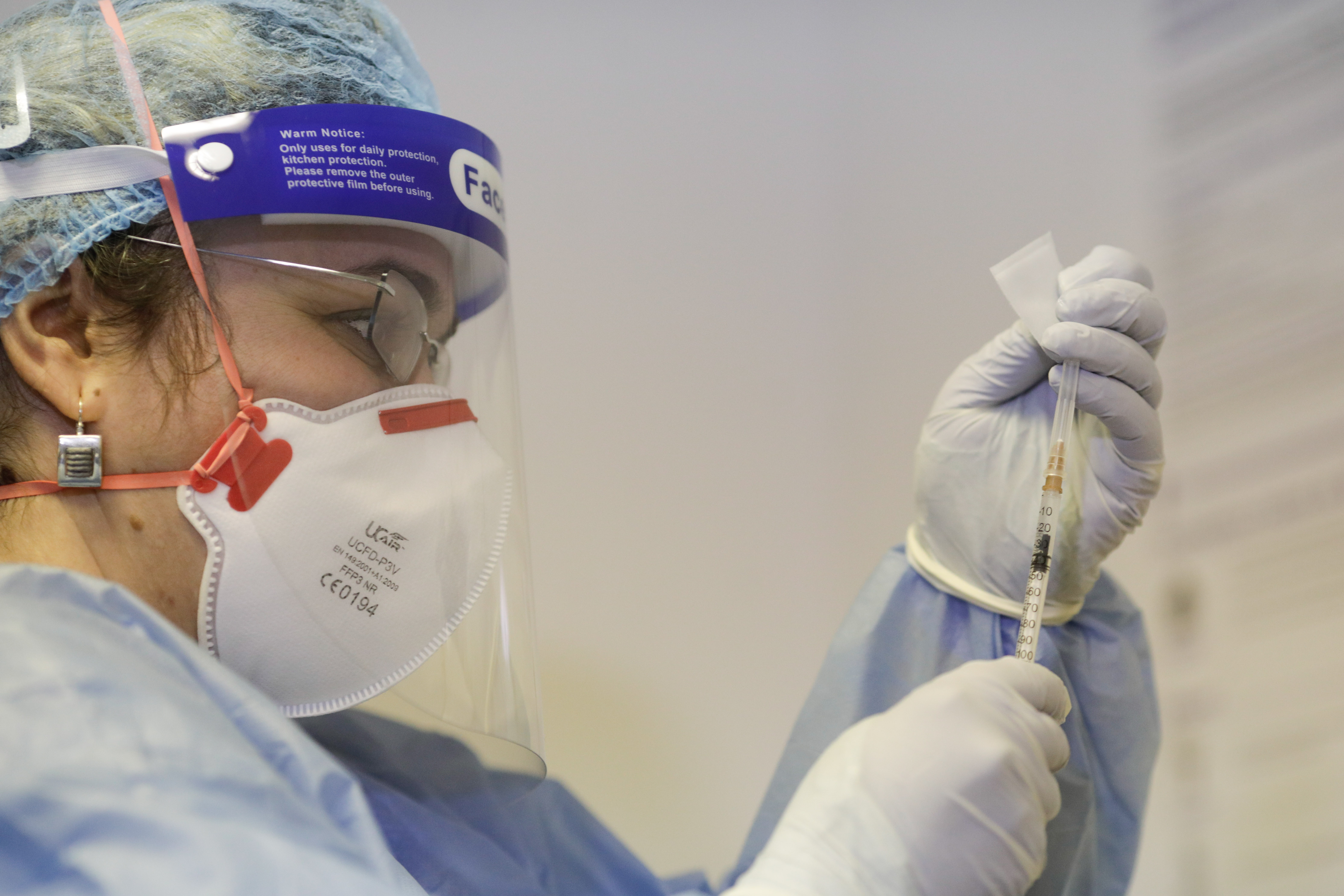 Începe vaccinarea personalului medical din toată țara. Câte persoane vor fi vaccinate anti-COVID