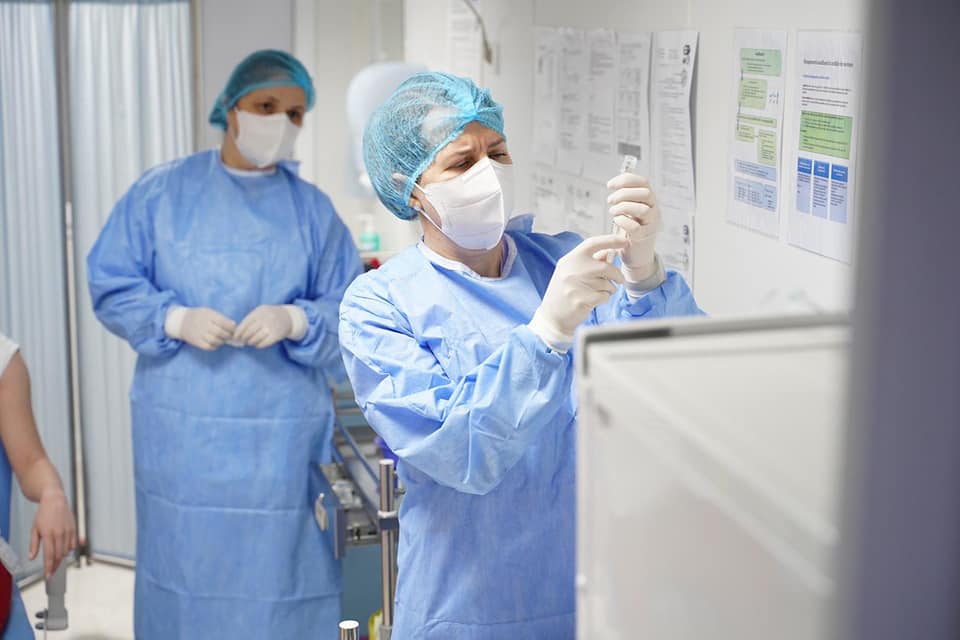 Vaccinarea anti-COVID a început în mai multe spitale din România. Medic: Severitatea cazurilor m-a convins