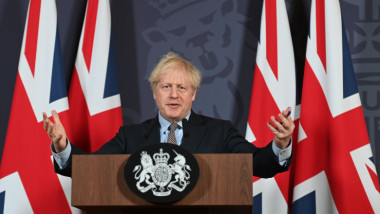 Premierul Marii Britanii, Boris Johnson tinand un discurs