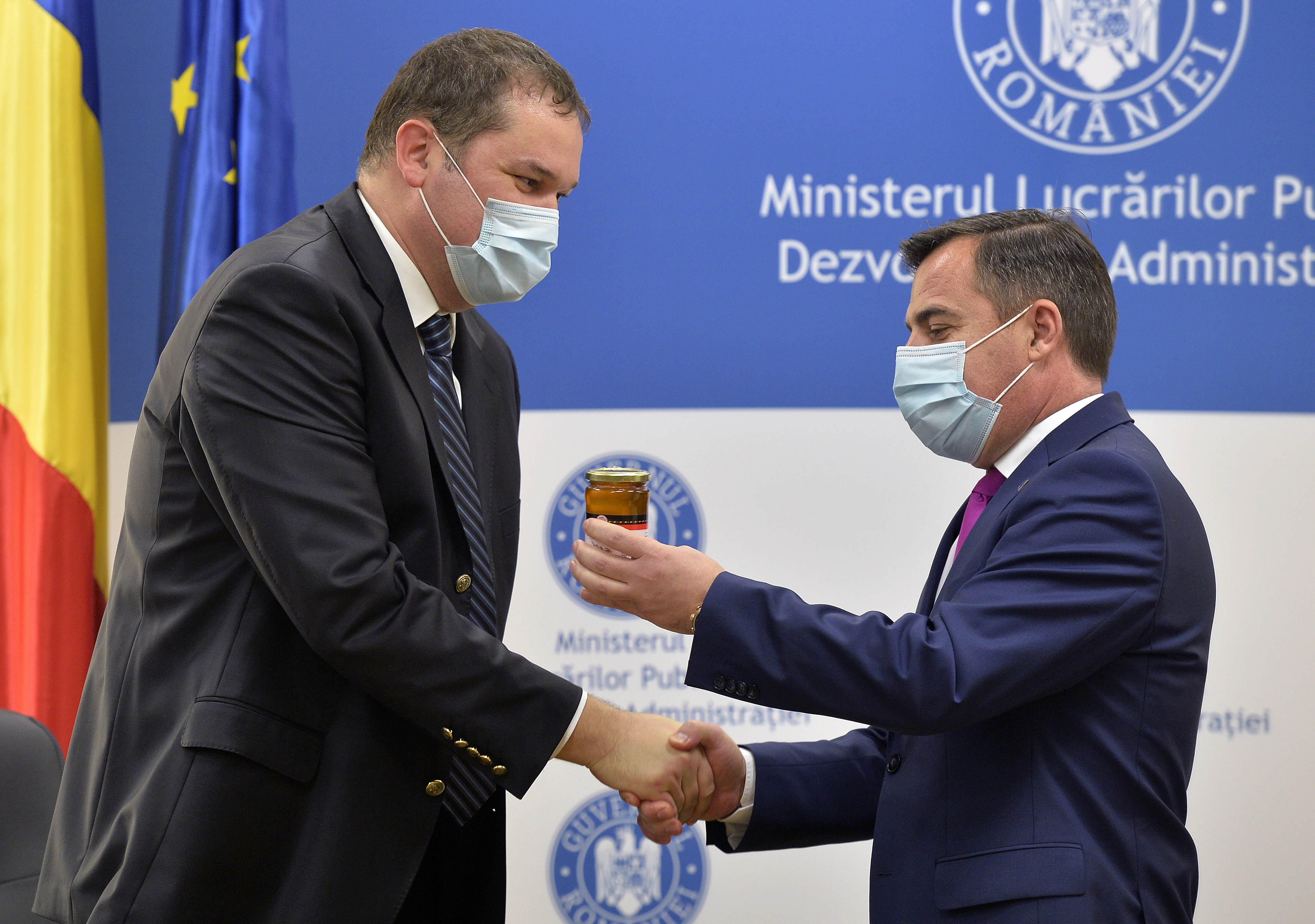 Predare de mandat la Ministerul Dezvoltării. Fostul ministru Ion Ștefan i-a dat un borcan cu miere lui Cseke Attila