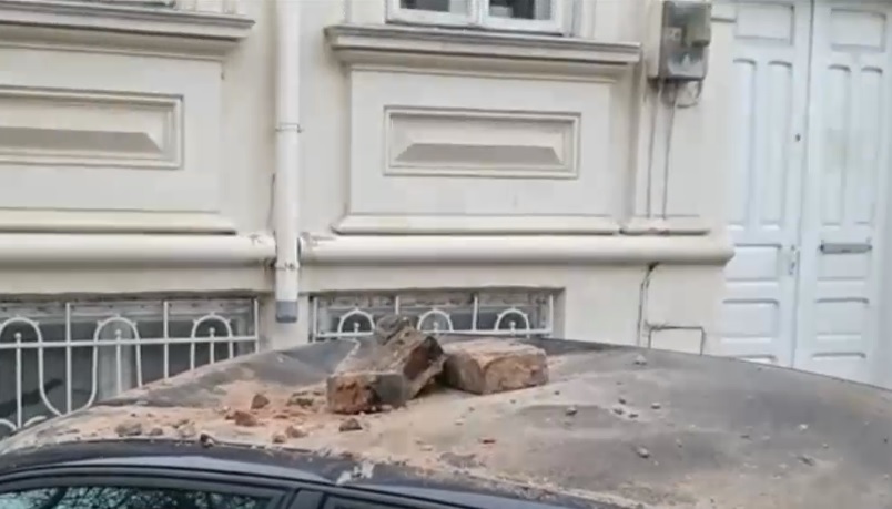 Constanța. Un bărbat s-a urcat pe o clădire și a aruncat cu cărămizi pe mașini