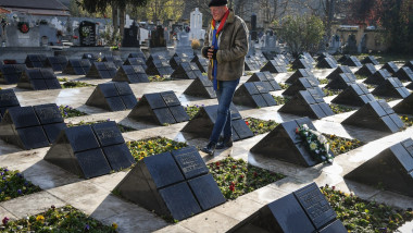 un bărbat merge prin cimitirul eroilor revolutiei din 1989