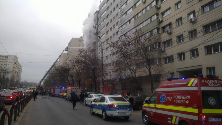 masini de politie, ambulanta, smurd si pompieri intervin la un incendiu intr-un bloc