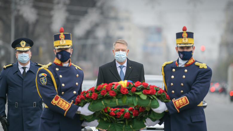 Președintele Klaus Iohannis a depus o coroană de flori în memoria victimelor Revoluţiei.