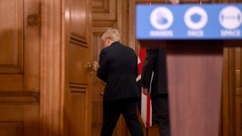 boris johnson pleaca de la pupitru dupa o declaratie de presa