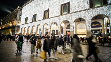 Oameni pe stradă în Milano, Italia