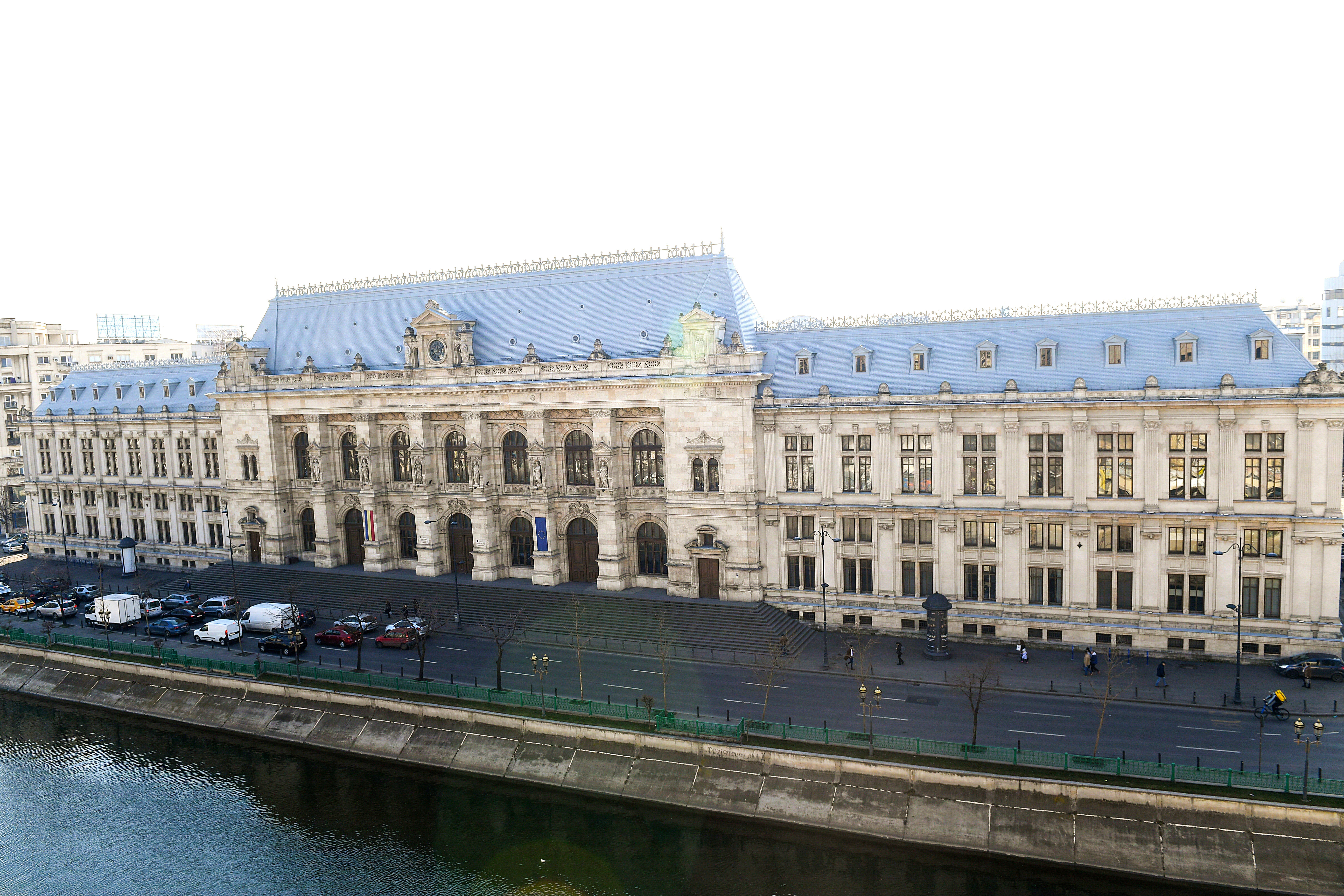 Zeci de avocați protestează la Palatul de Justiție, după ce Robert Roşu a primit 5 ani de închisoare în dosarul "Ferma Băneasa"