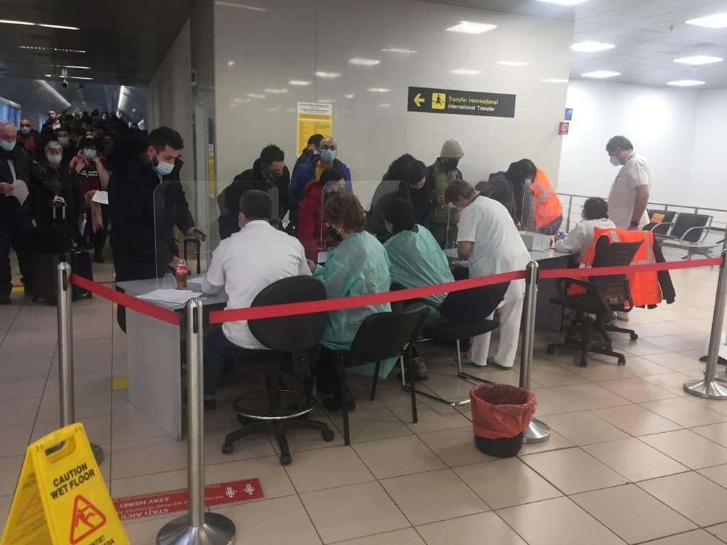 Coadă uriașă și înghesuială la Otopeni pentru triajul celor sosiți din Marea Britanie. Doar 6 angajați DSP evaluează sute de persoane