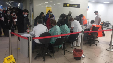 Pasageri din UK la coadă la triaj pe aeroportul Otopeni