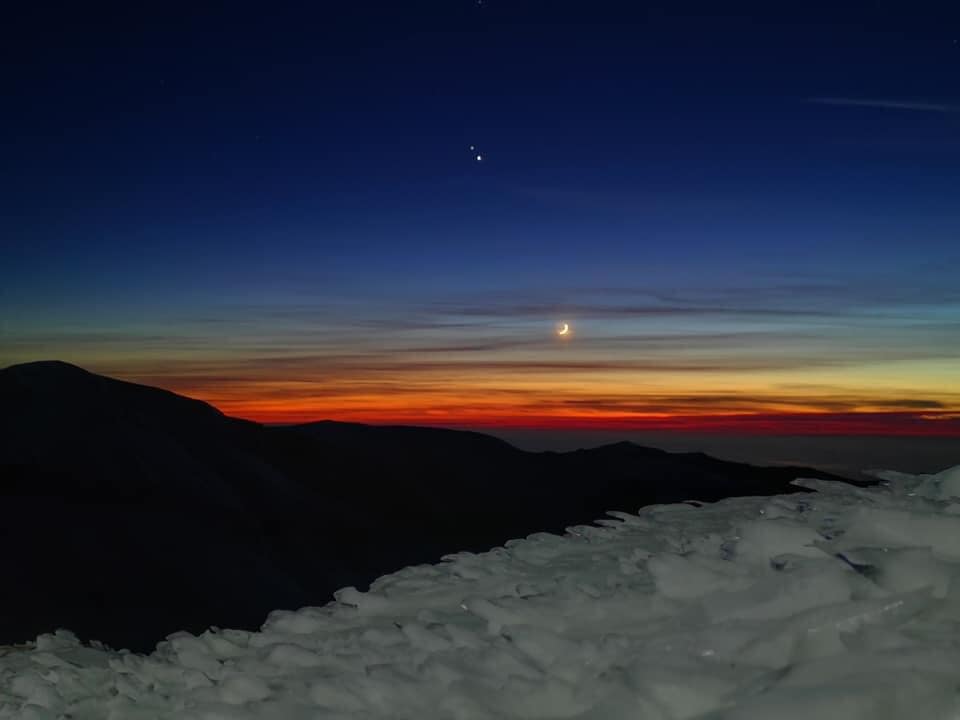 „Marea conjuncție” între Jupiter și Saturn. Cum va fi vremea, la ce oră și de unde poate fi văzut astrul dublu