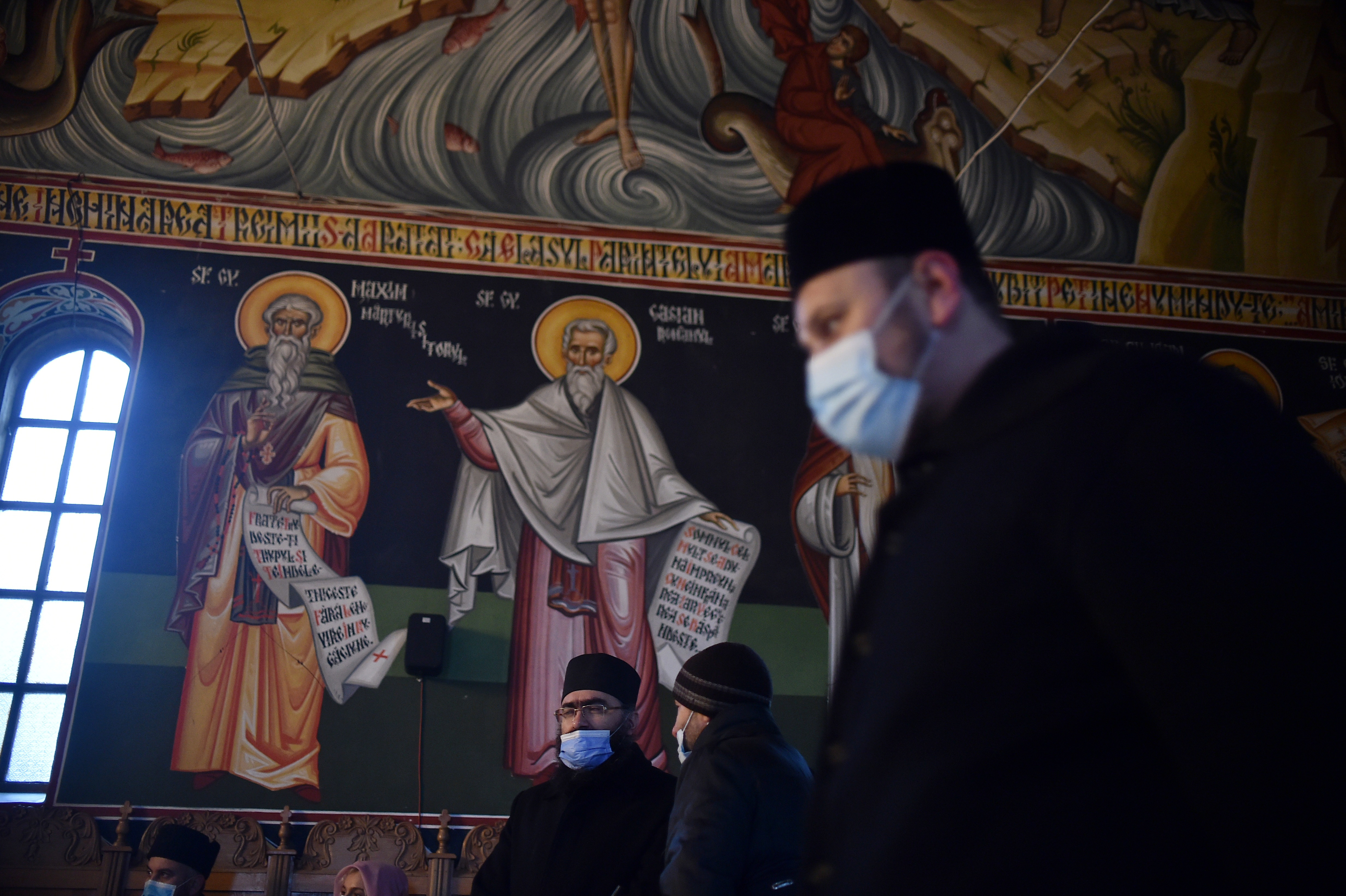 Reguli pentru preoți, în perioada Sărbătorilor. Nu vor intra în case decât la cererea „insistentă” a enoriașilor