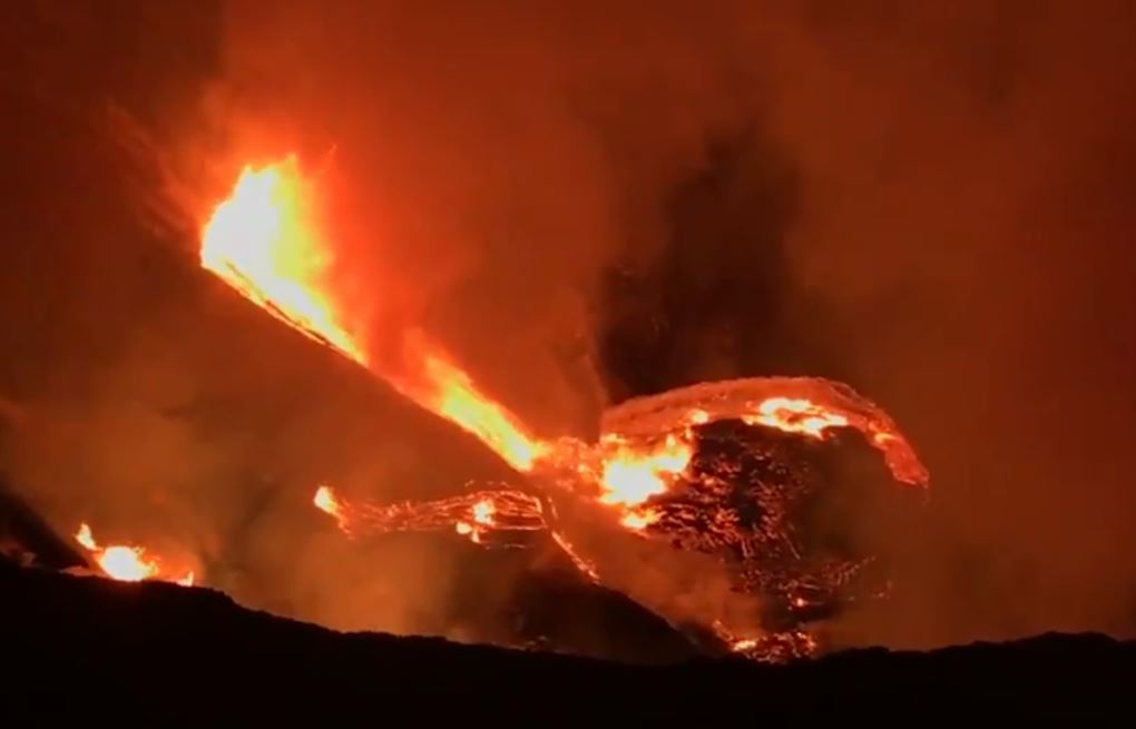 VIDEO. Vulcanul Kilauea din Hawaii a început să erupă. Locuitorii, îndemnați să rămână în case din cauza emisiilor mari de cenușă