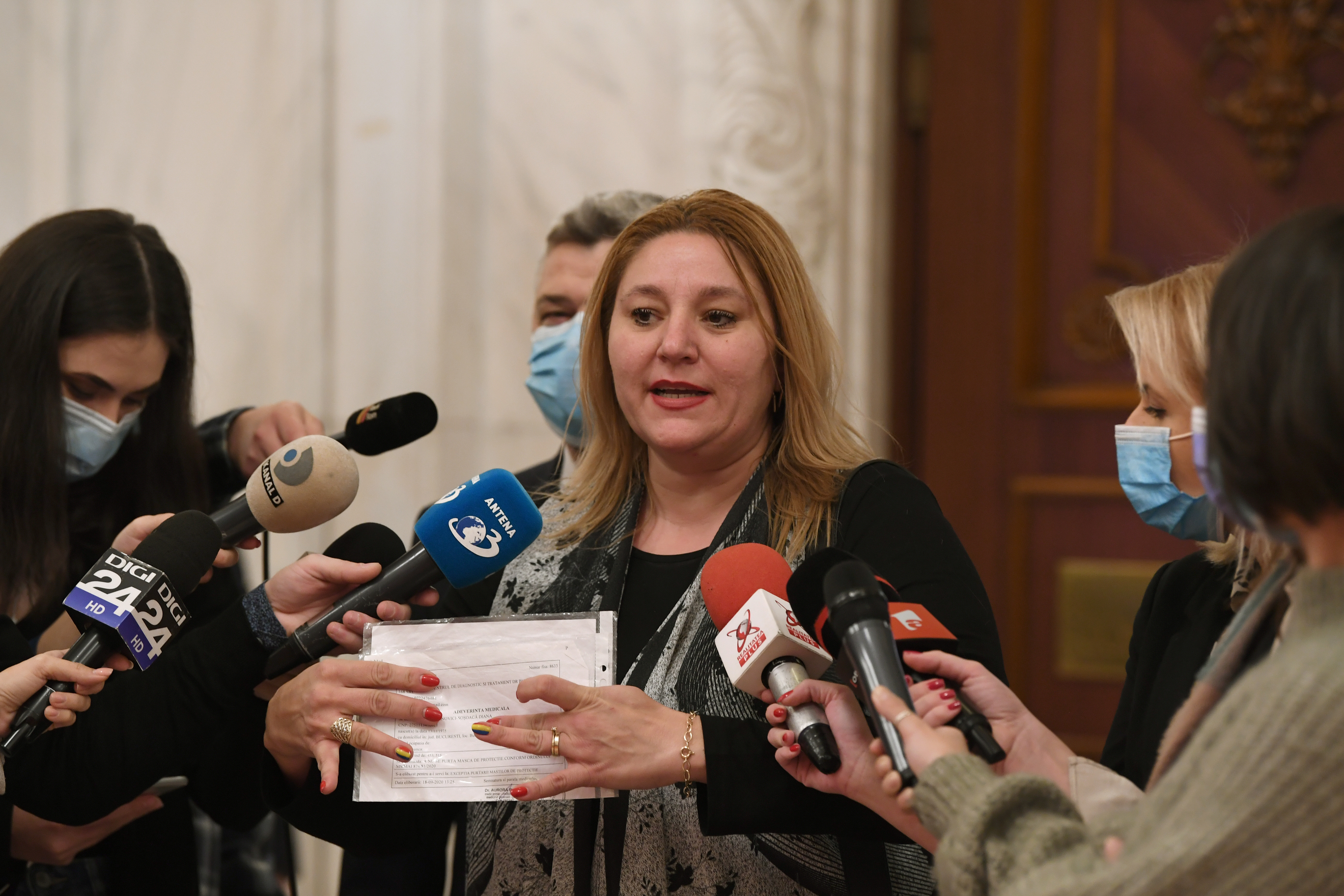 Senatul cere Ministerului Sănătății și DSP să verifice adeverința care îi dă voie senatoarei Diana Șoșoacă să umble fără mască