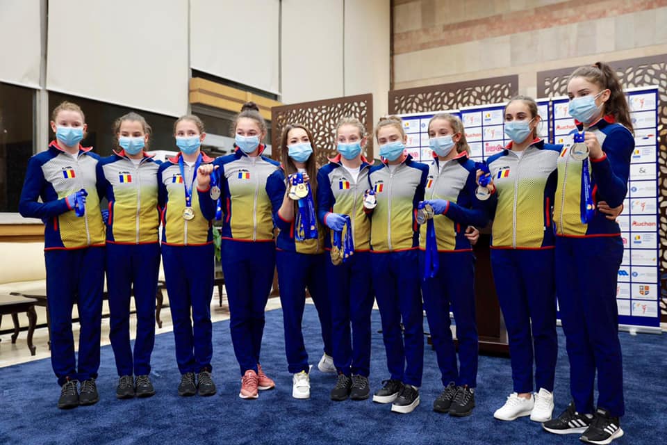 VIDEO. Moment inedit: Gimnastele au colindat la întoarcerea în țară cu medaliile câștigate la Campionatul European