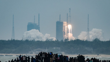 Oamenii s-au adunat pentru a privi lansarea rachetei Long March 8 în Hainan, China.