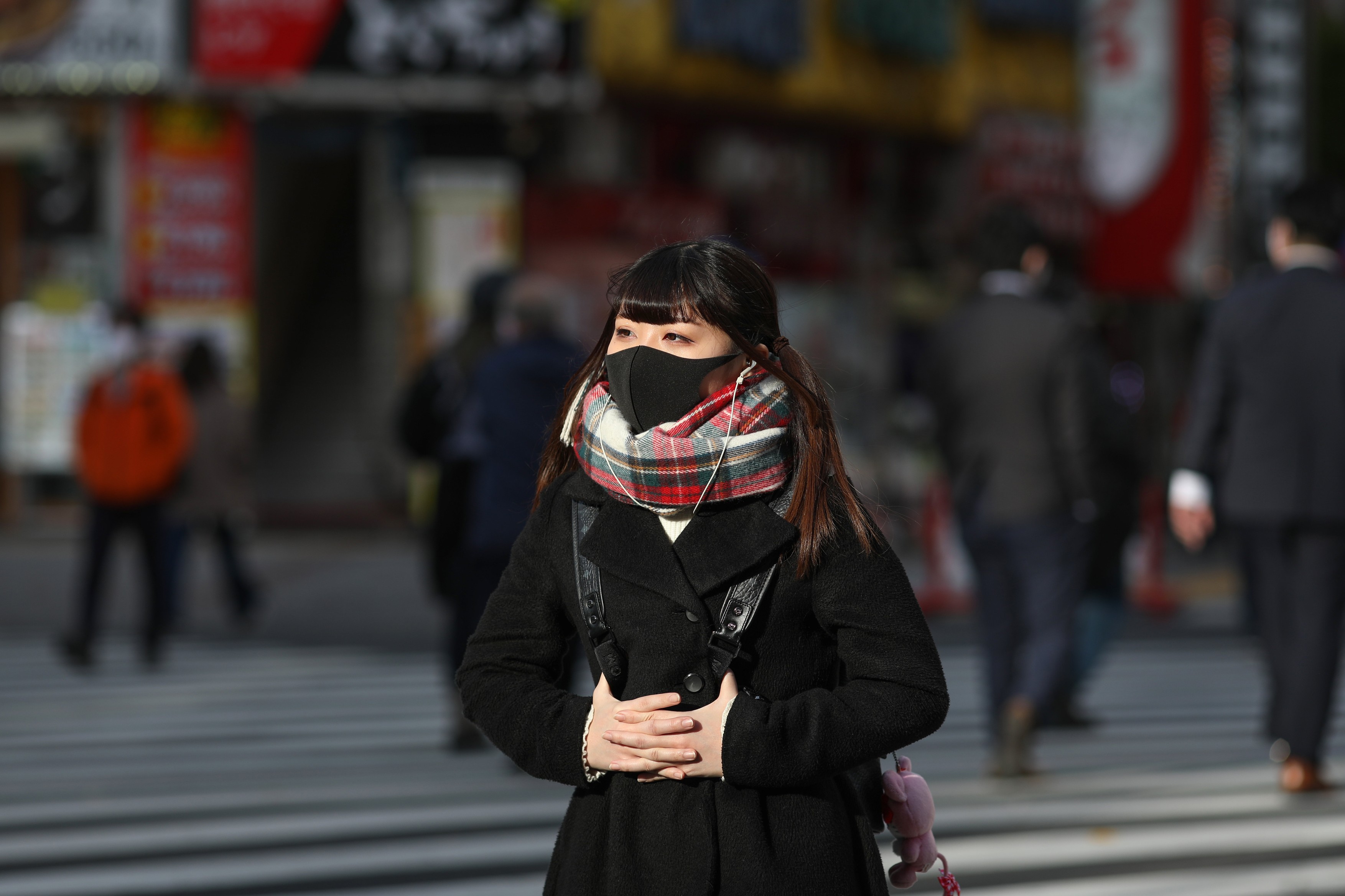 Autoritățile din Japonia le cer oamenilor să poarte mască în propriile case