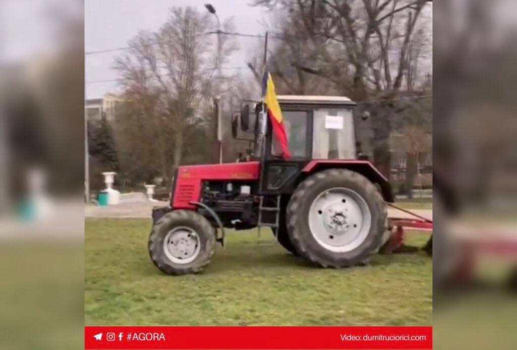 Un agricultor s-a apucat să are gazonul din centrul Chișinăului în semn de protest
