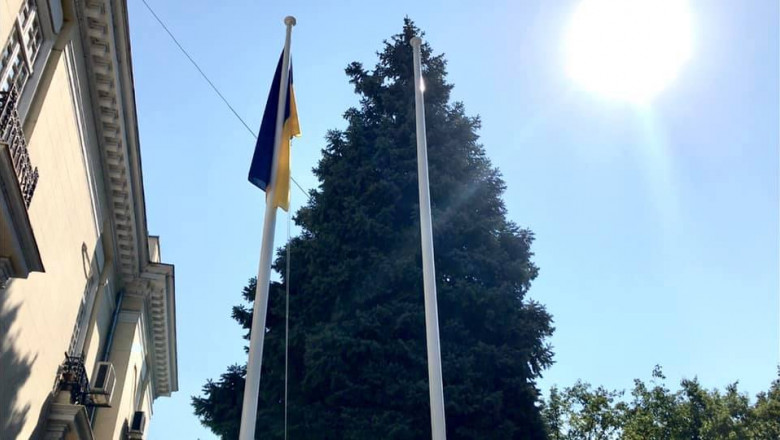drapeulul ucrainei in albastru galben pus pe catarg in curtea ambasadei