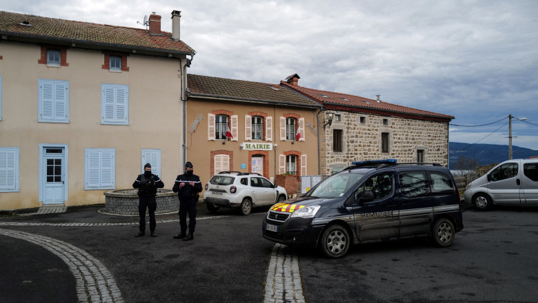 primaria din saint just, localitate in care au fost ucisi trei jandarmi francezi