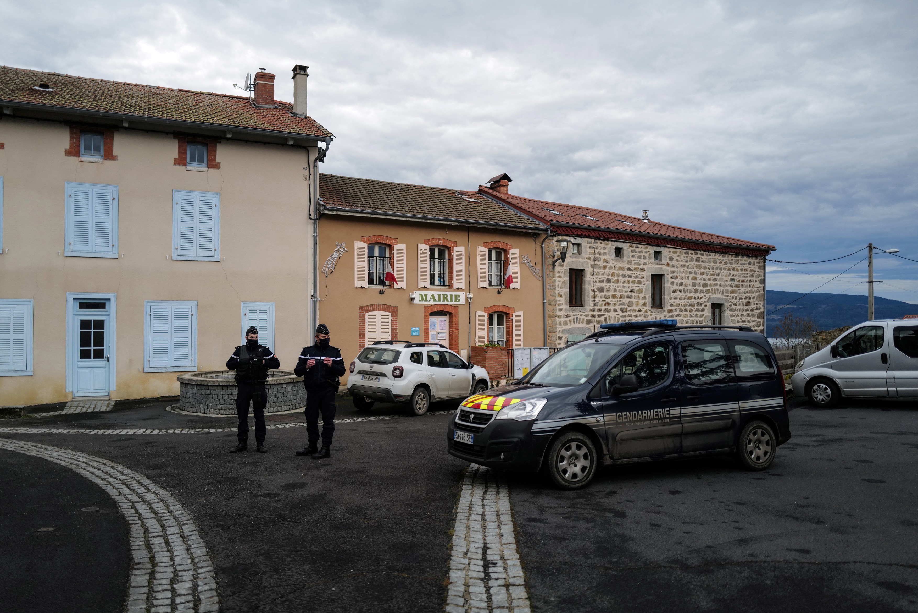 Trei jandarmi francezi au fost împuşcaţi mortal după o intervenţie într-un caz extrem de violenţă domestică. Atacatorul, găsit mort