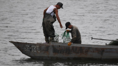 Pescari nord-coreeni, aflați în largul coastelor la pescuit.