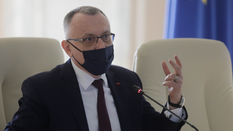Ministrul Educației, Sorin Cîmpeanu., gesticuleaza in timpul unei conferinte de presa