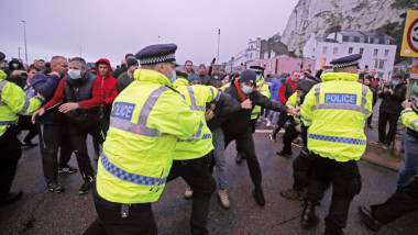Șoferii de camioane s-au încăierat cu polițiștii britanici în portul Dover.