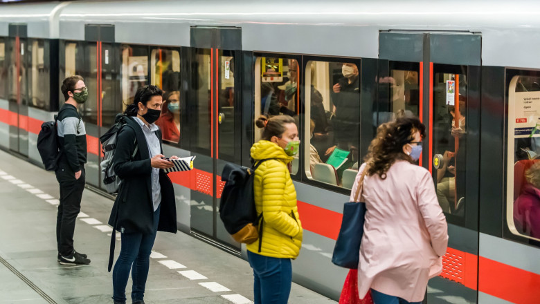 oameni la metrou in cehia